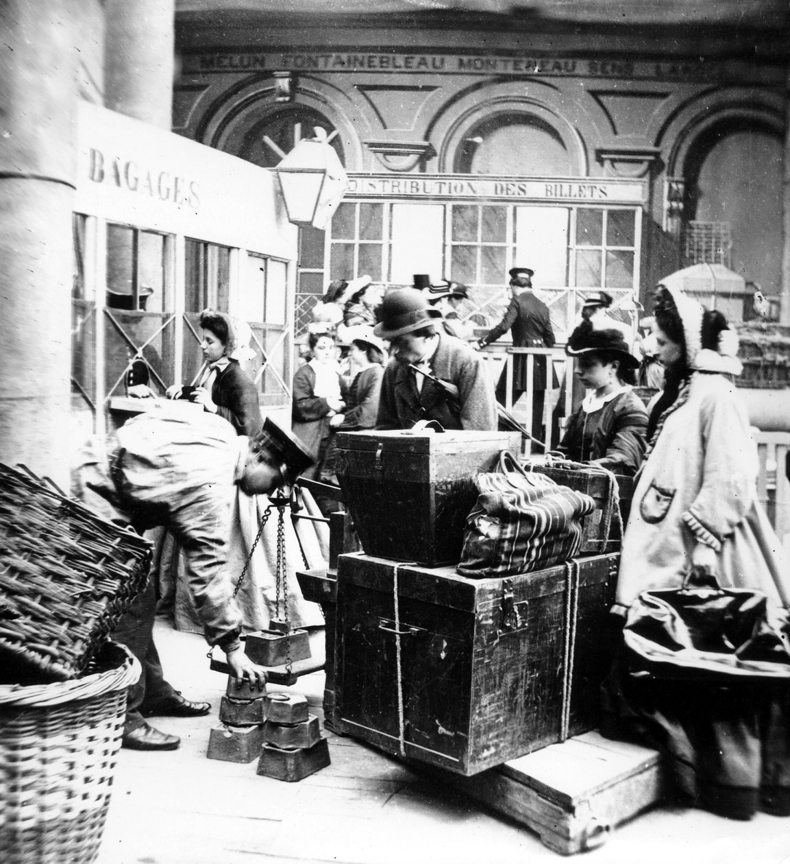 Passagiere überwachen das Wiegen des Gepäcks im Gare de Lyon in Paris zur Zeit des Zweiten Kaiserreichs in Frankreich von Unknown photographer
