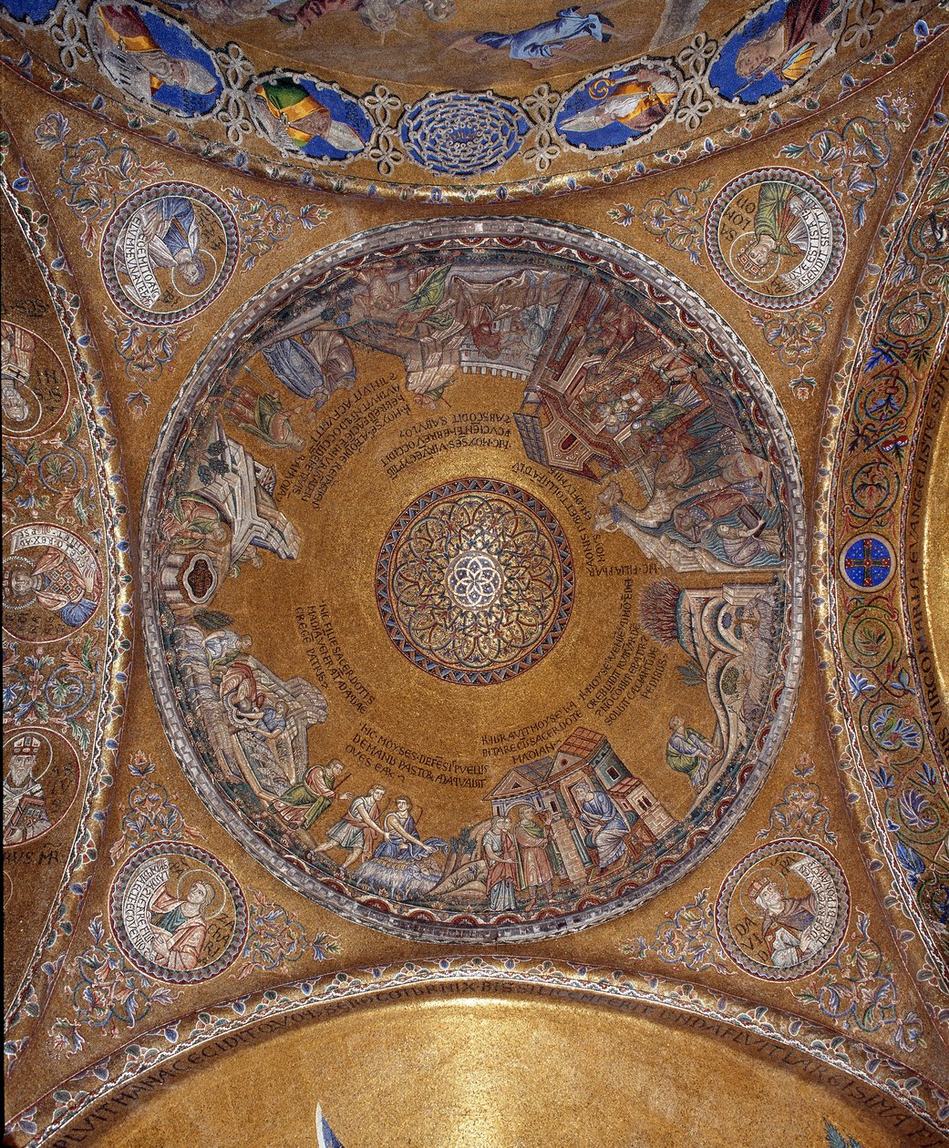 Ansicht der Kuppel mit Mosaiken auf goldenem Hintergrund (romanischer und byzantinischer Stil), die das Leben von Moses darstellen. In den Pendentifs die vier Propheten Salomo, David, Sacharja, Maleachi. San Marco Basilika von Veneto Byzantine School
