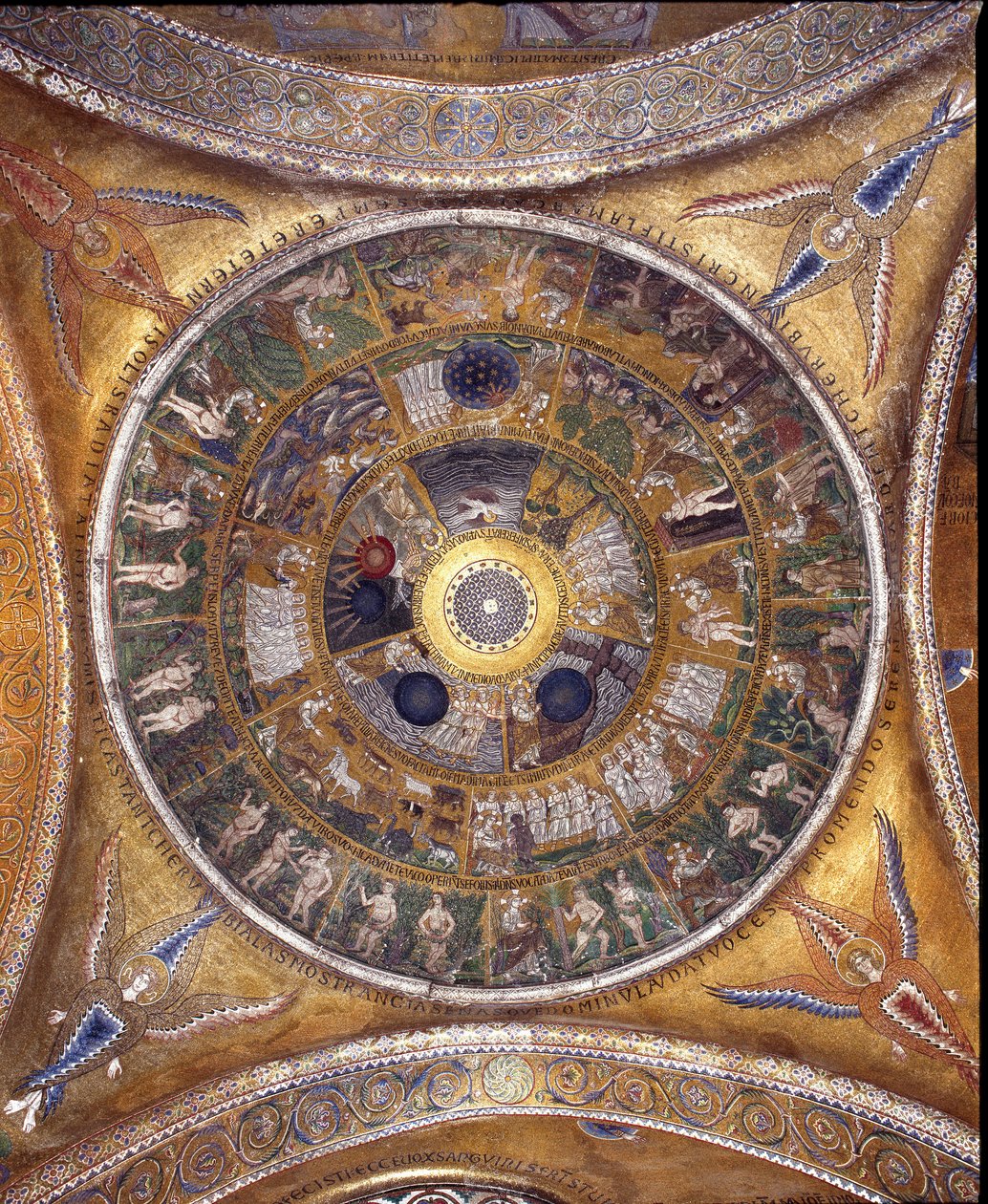 Blick auf die Kuppel mit Mosaiken auf goldenem Hintergrund von Veneto-Byzantine School