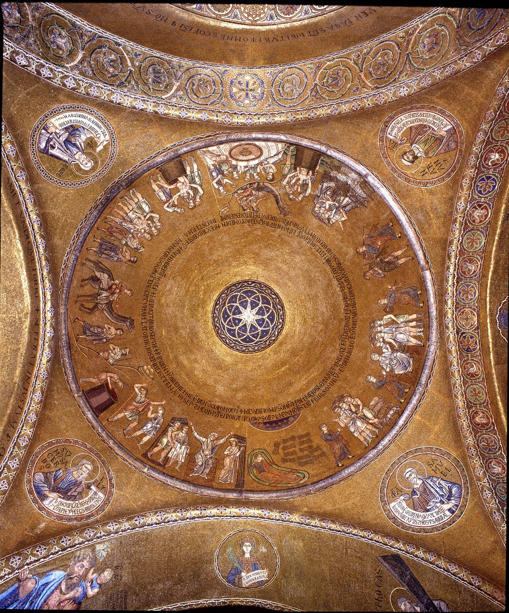 Blick auf die Kuppel mit Mosaiken auf goldenem Hintergrund von Veneto-Byzantine School