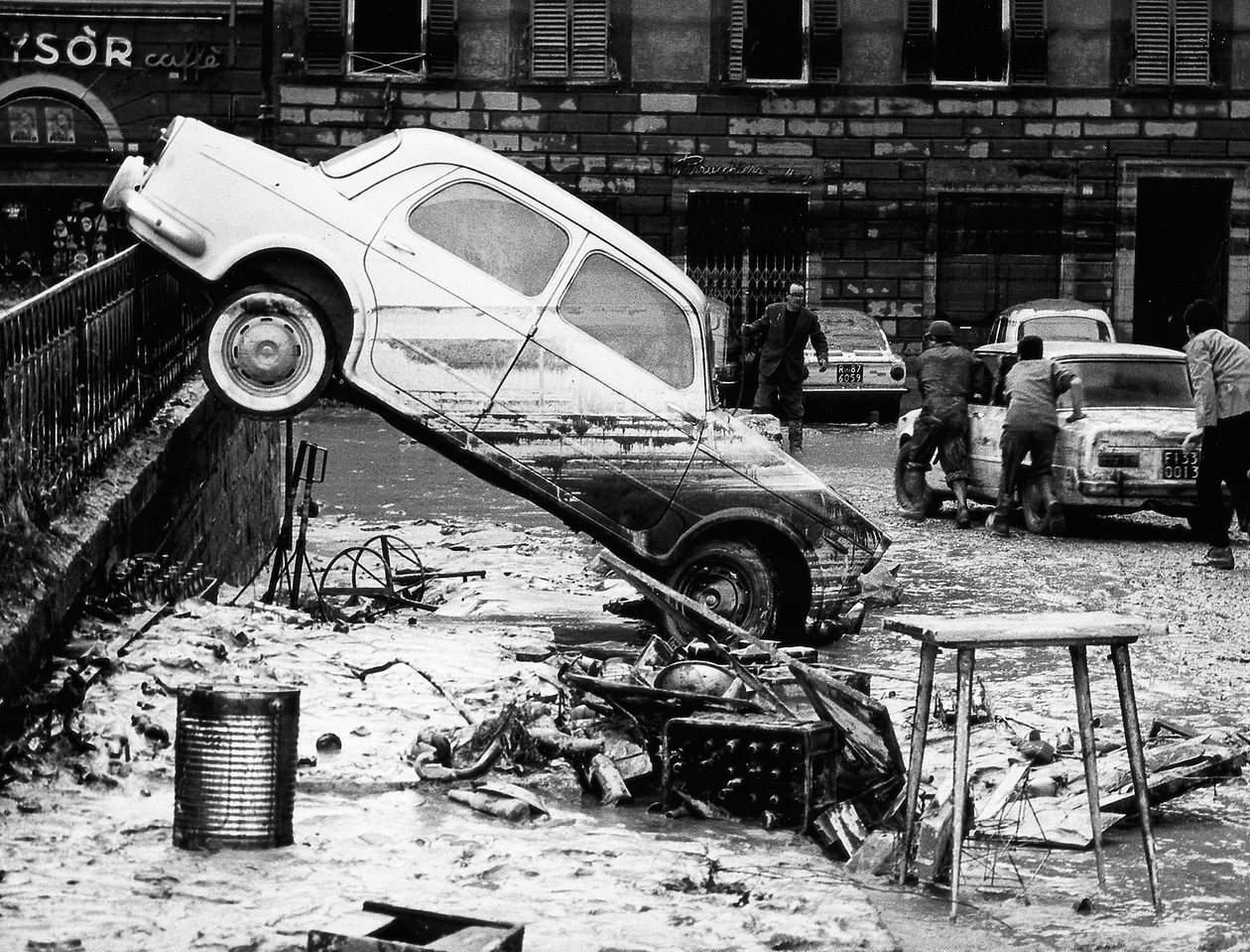 Ein Auto über eine Balustrade geworfen in der Via dei Renai während der Flut von Florenz, November 1966 von Vincenzo Balocchi