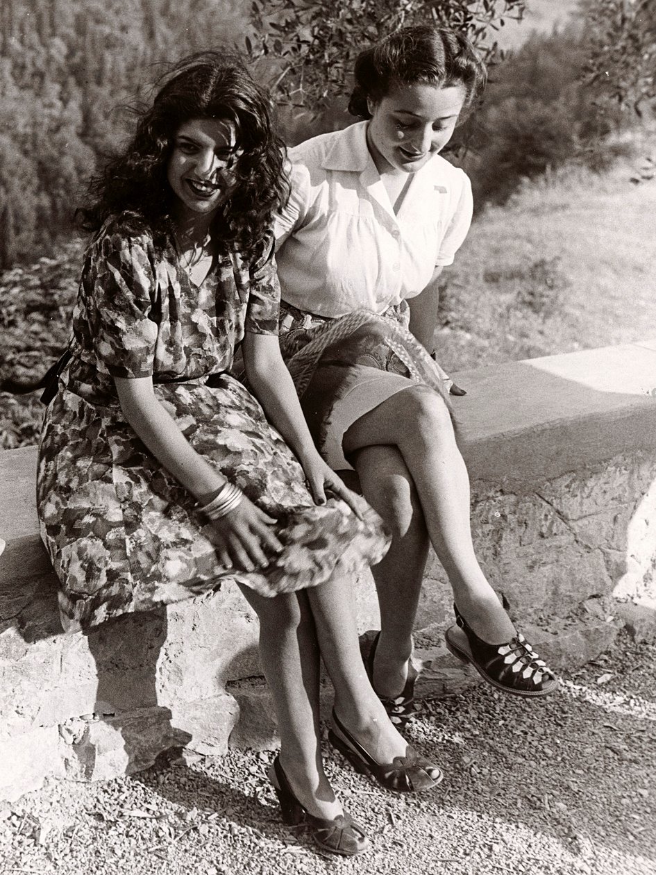 Zwei Mädchen auf einer Mauer sitzend, Italien, ca. 1940 von Vincenzo Balocchi