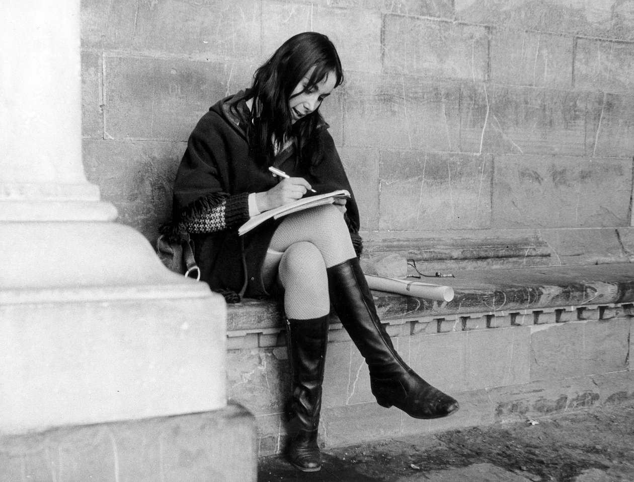 Junge Frau schreibt unter der Loggia del Lanzi in Florenz, ca. 1965 von Vincenzo Balocchi