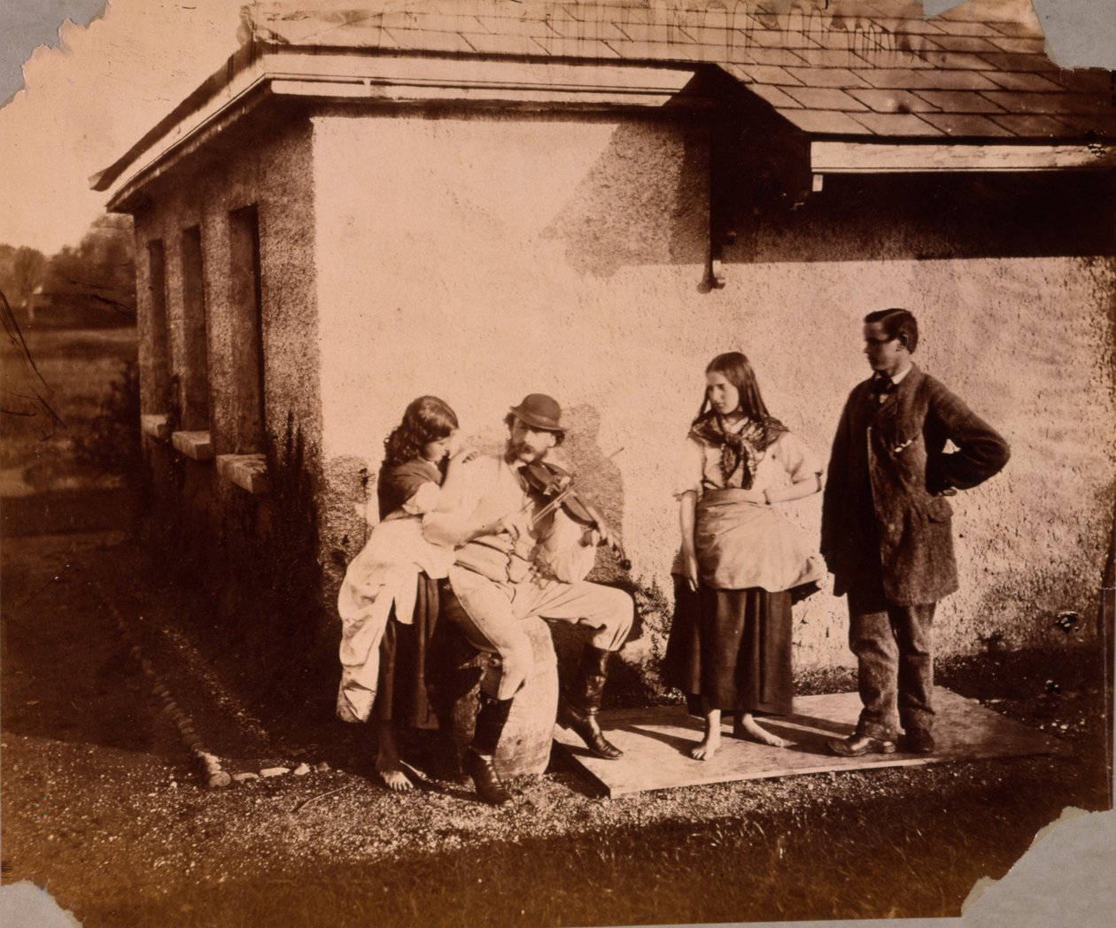 Kinder hören einem Mann zu, der Geige spielt, um 1859-61 von Viscountess Hawarden