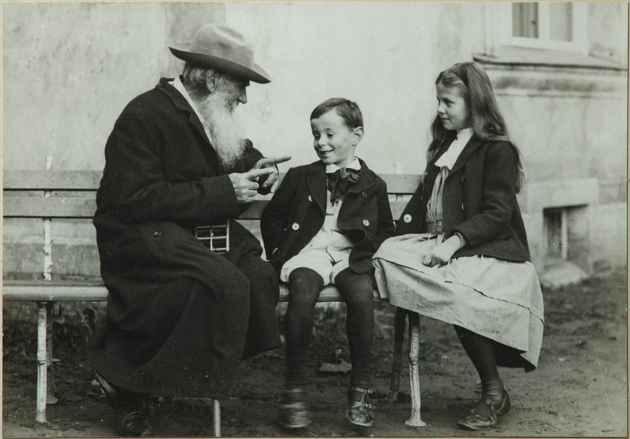 Leo Tolstoi mit Enkelkindern Leo und Sofia, 1909 von Vladimir Grigorievich Chertkov