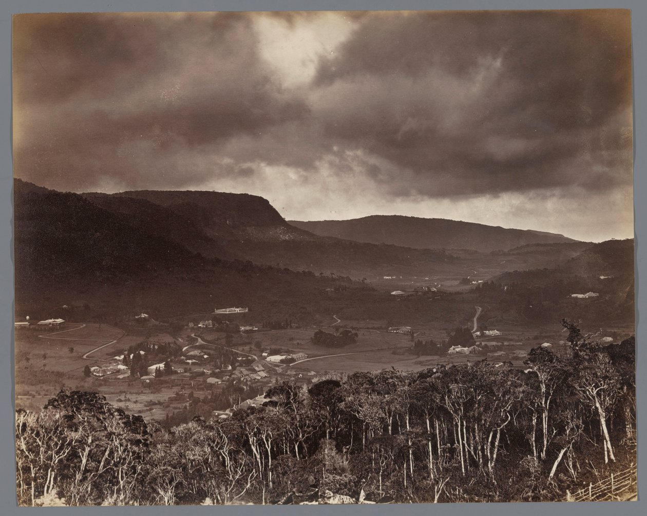 Ansicht von Nuwara Eliya vom Oliphant Estate, Ceylon von W.L.H. Skeen and Co.