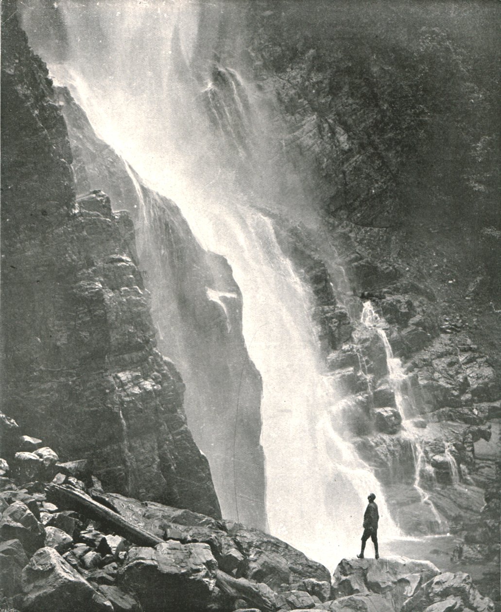 Ein Wasserfall im Hügelland, Dehra Dun, Indien, 1895 von W and S Ltd