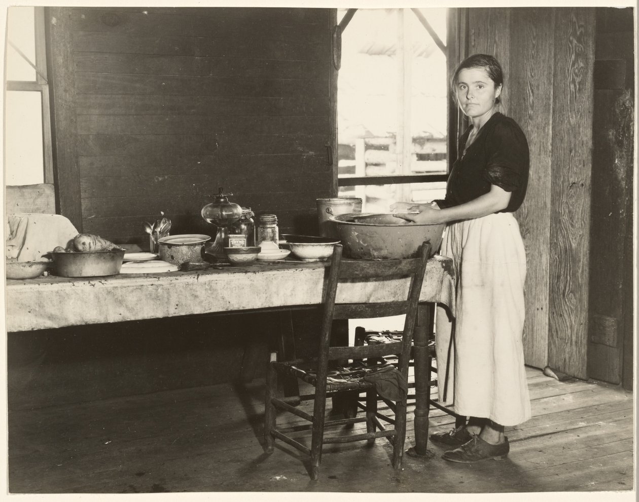 [Elizabeth Tengle am Küchentisch]/[Paralee Ricketts arbeitet in der Küche] von Walker Evans