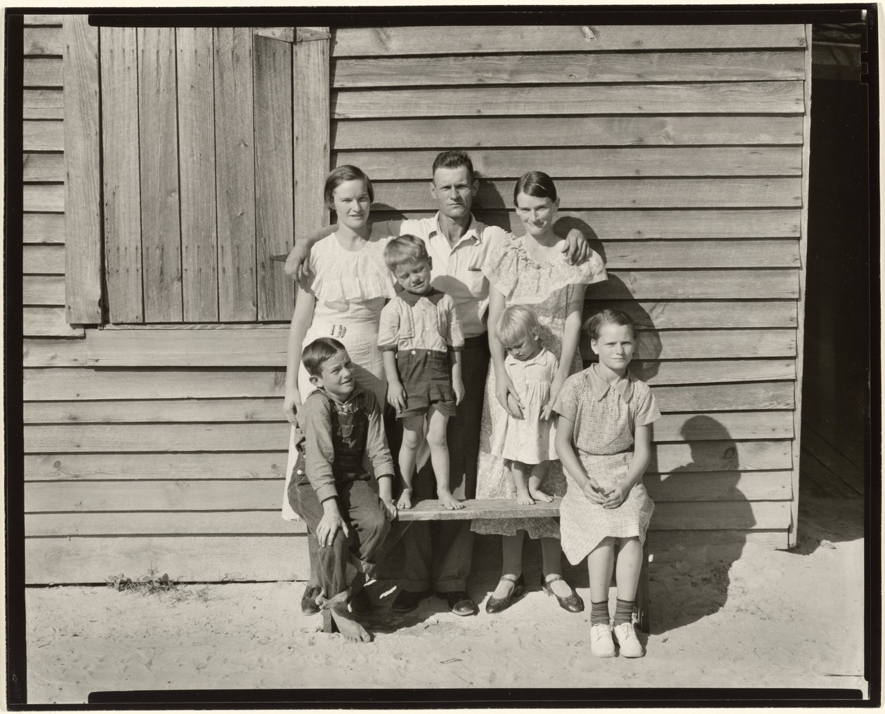 Sharecropper-Familie, Hale County, Alabama / Burroughs-Familie, Hale County, Alabama von Walker Evans