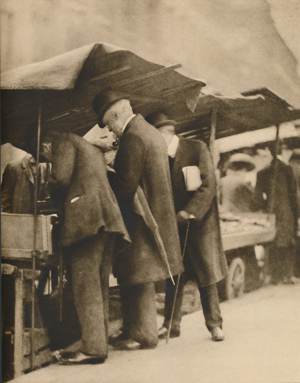 An einem der Buchstände des Farringdon Road Marktes, ca. 1935 von Walter Benington