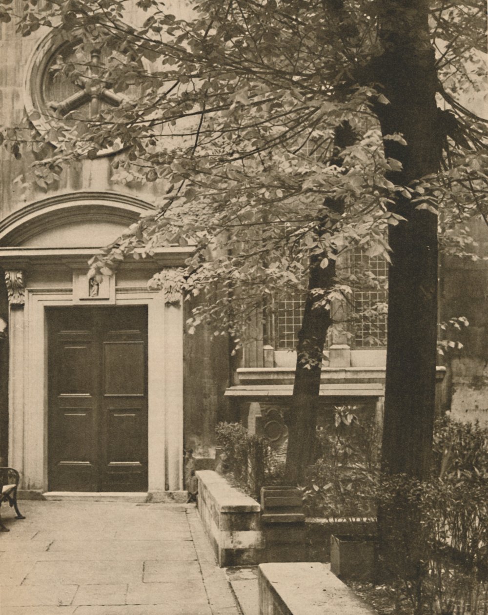 Südportal der Kirche St. Mary Aldermanbury, ca. 1935 von Walter Benington