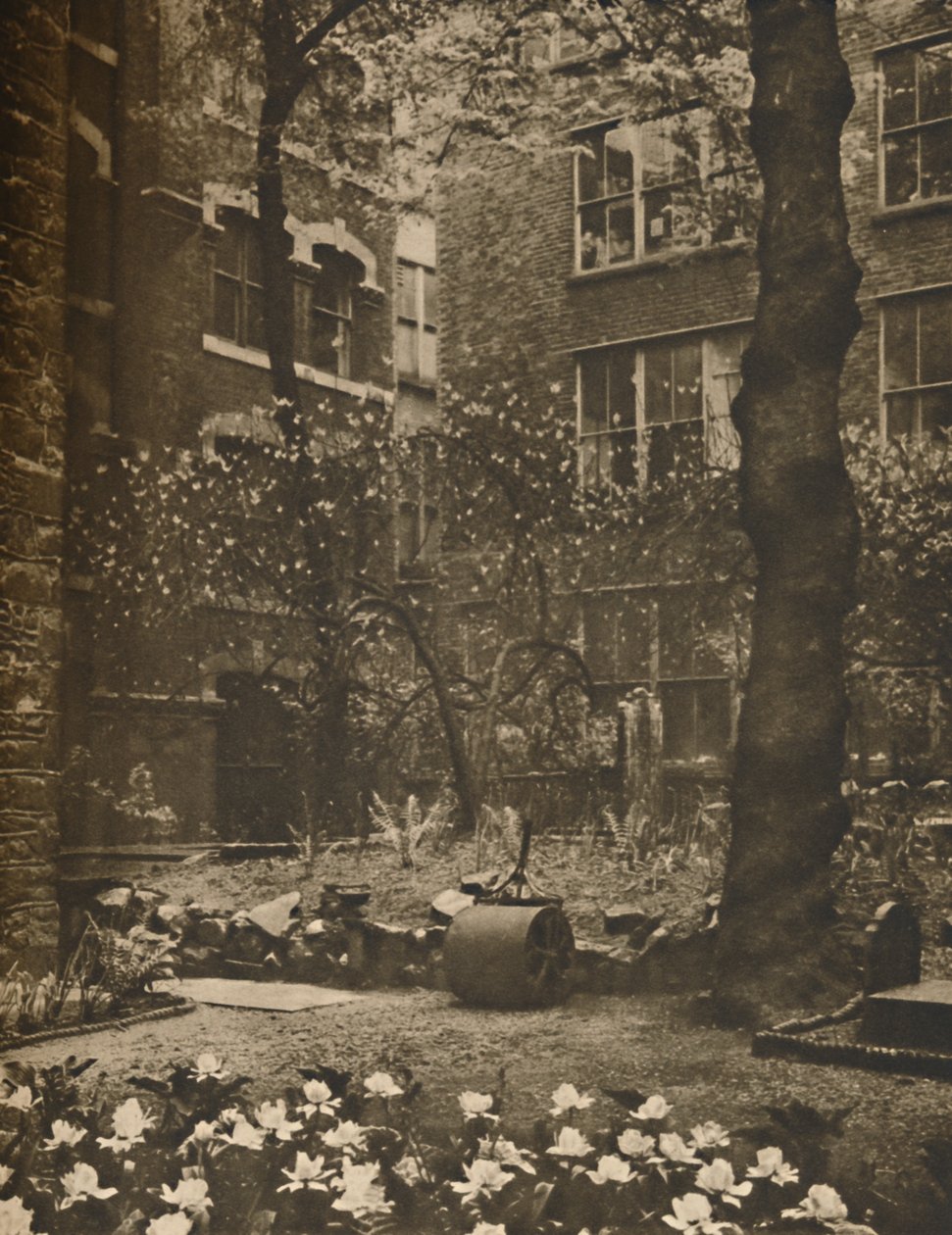 Der leere Kirchhof von All Hallows Staining, um 1935 von Walter Benington