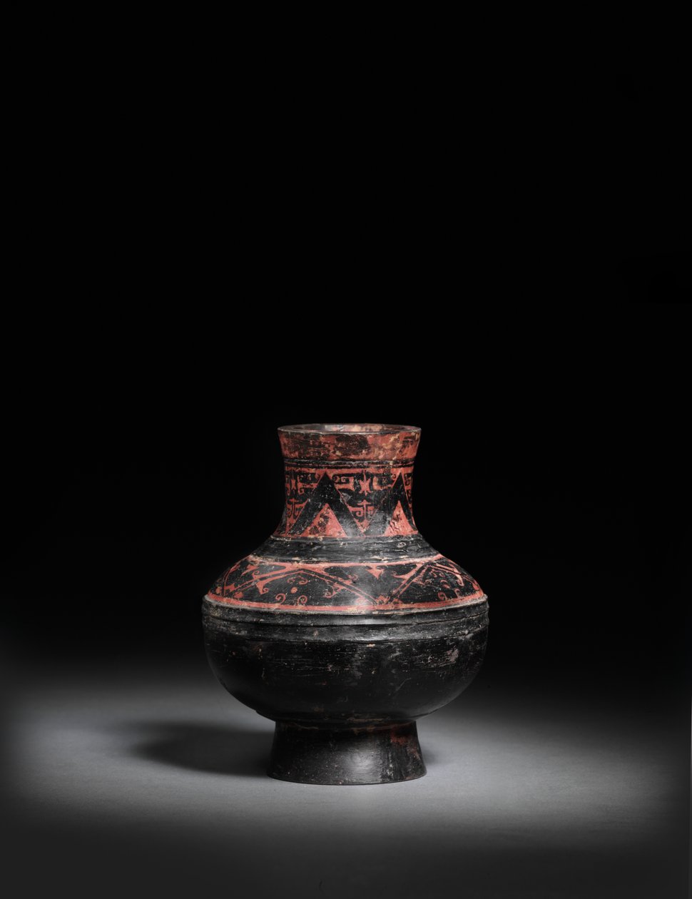 Kleiner rot bemalter schwarz lackierter Keramiktopf, Hu, 476-221 v. Chr. von Warring States period Chinese School