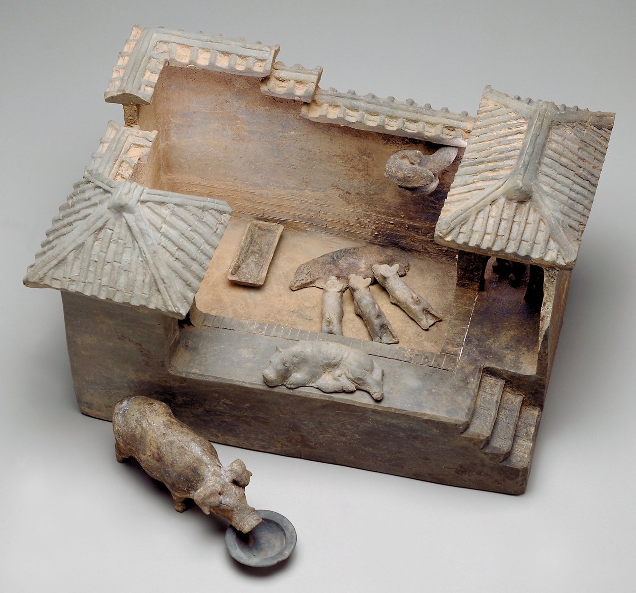 Grabmodell eines Schweinestalls (Irdenware) von Western Han Dynasty Chinese School
