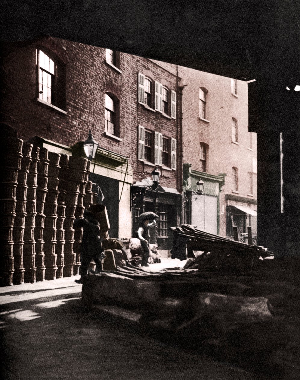 Obstkörbe gegen Häuser am Borough Market, London, 1926-1927 gestapelt von Whiffin