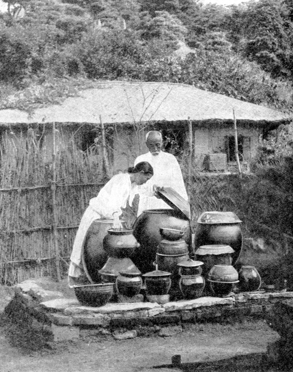 Weißgekleidete Einwohner Koreas, 1936 von Wide World Photos