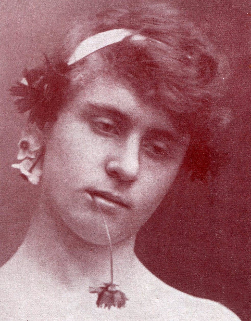 Studie eines sizilianischen Jungen mit einer Blume im Mund, Sizilien, ca. 1899 von Baron Wilhelm von Gloeden