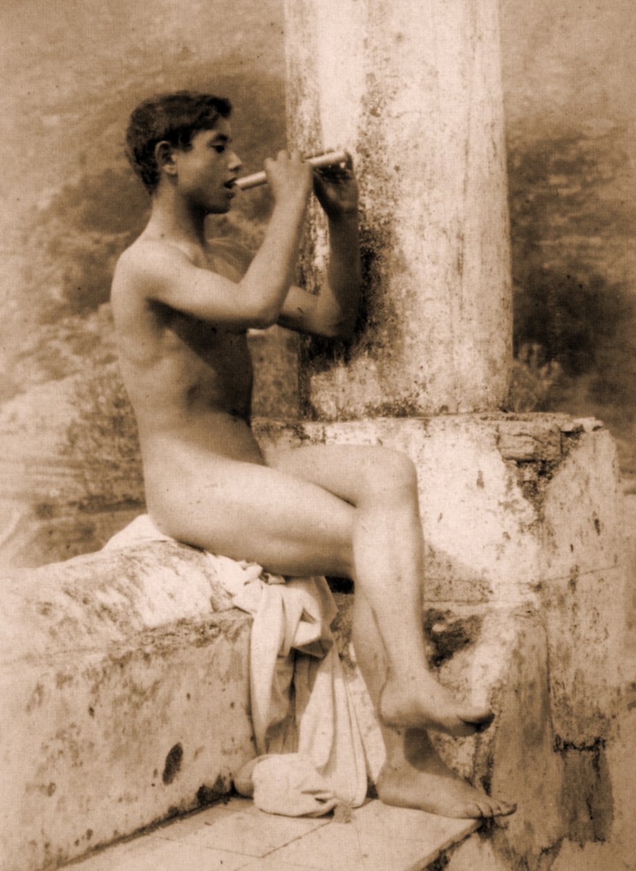 Studie eines Jungen, der Flöte spielt, ca. 1900 von Baron Wilhelm von Gloeden