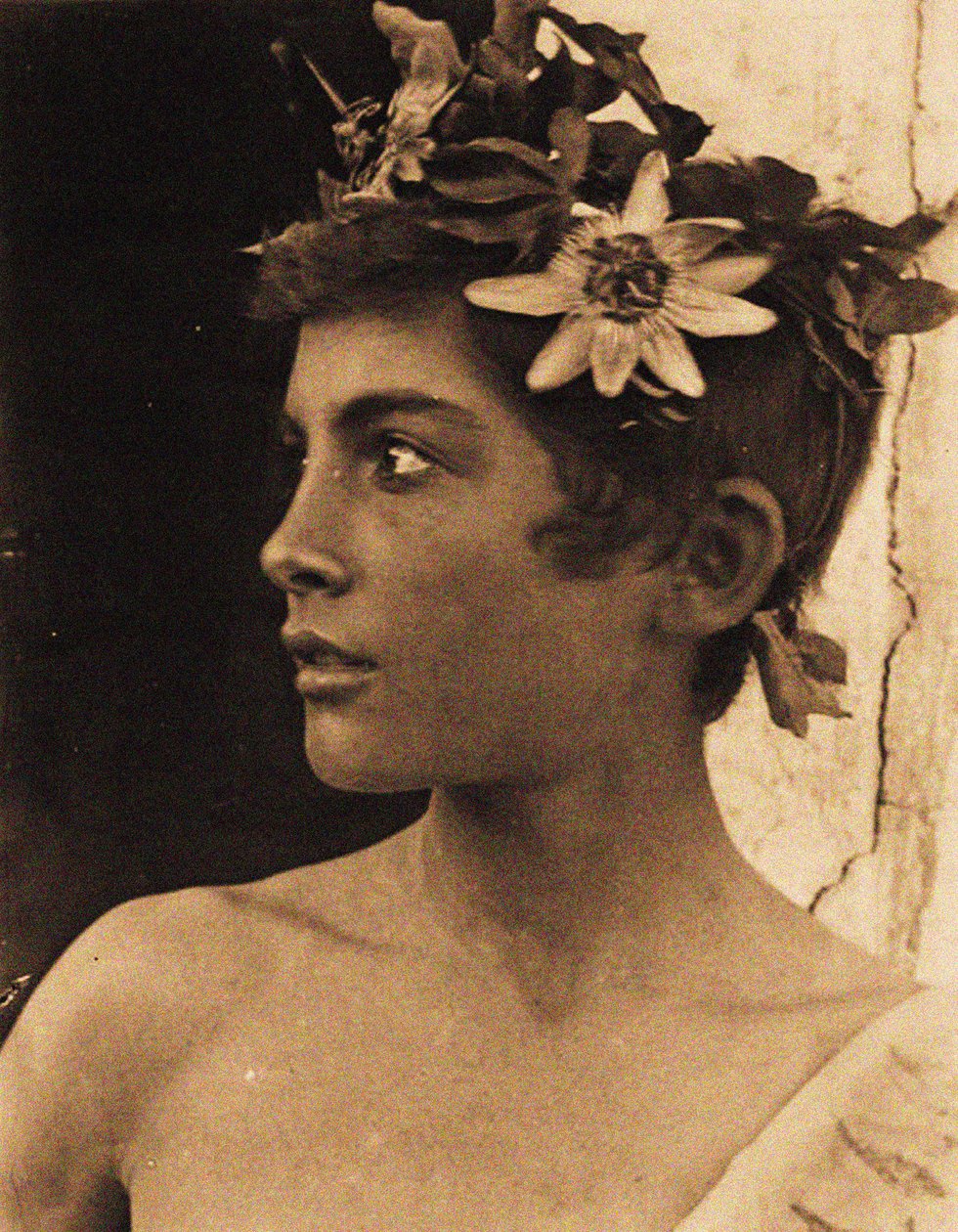 Studie eines sizilianischen Jungen mit Passionsblumen im Haar, Sizilien, ca. 1899 von Baron Wilhelm von Gloeden
