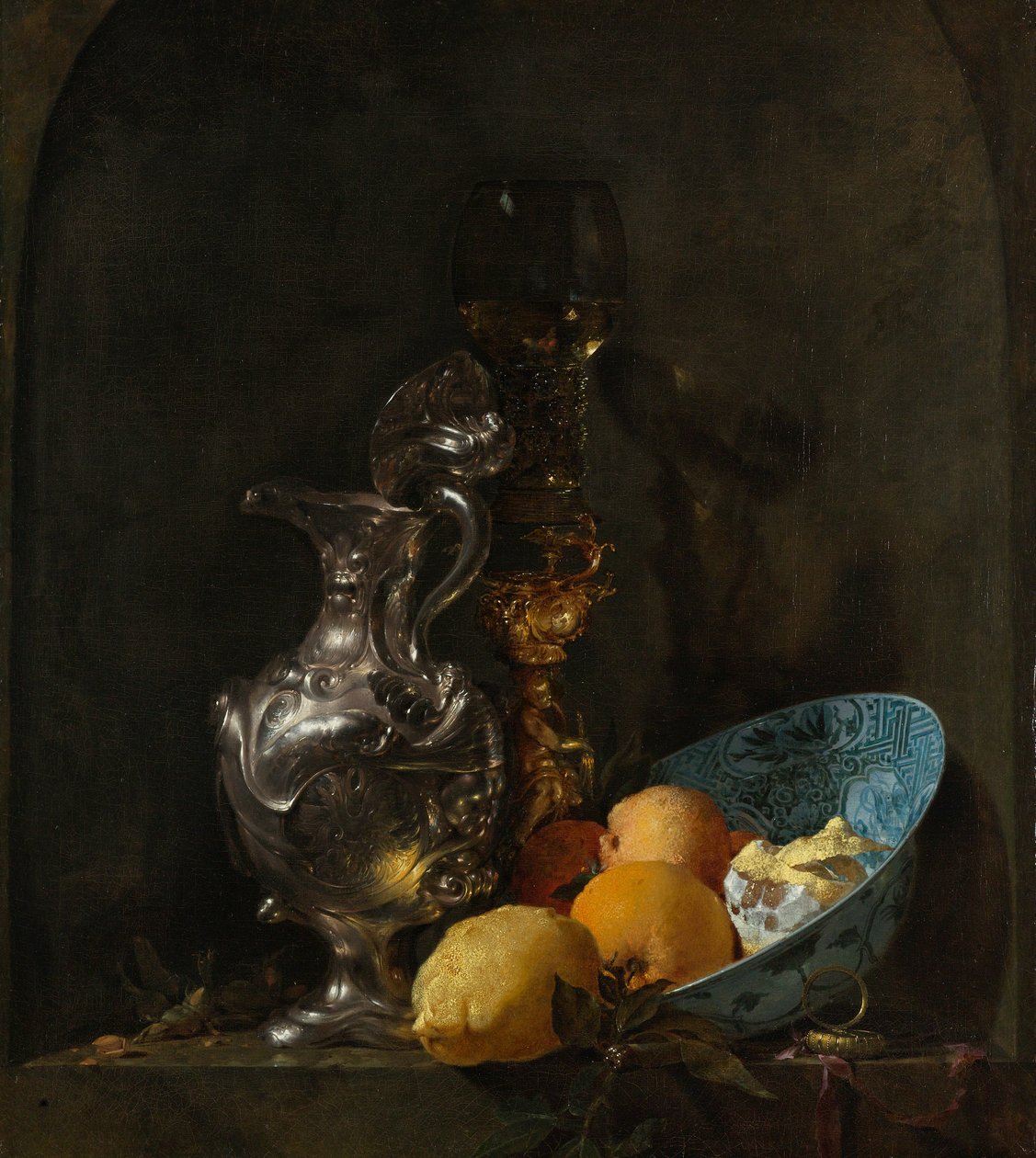 Stillleben mit Silberkrug und Porzellanschale von Willem Kalf