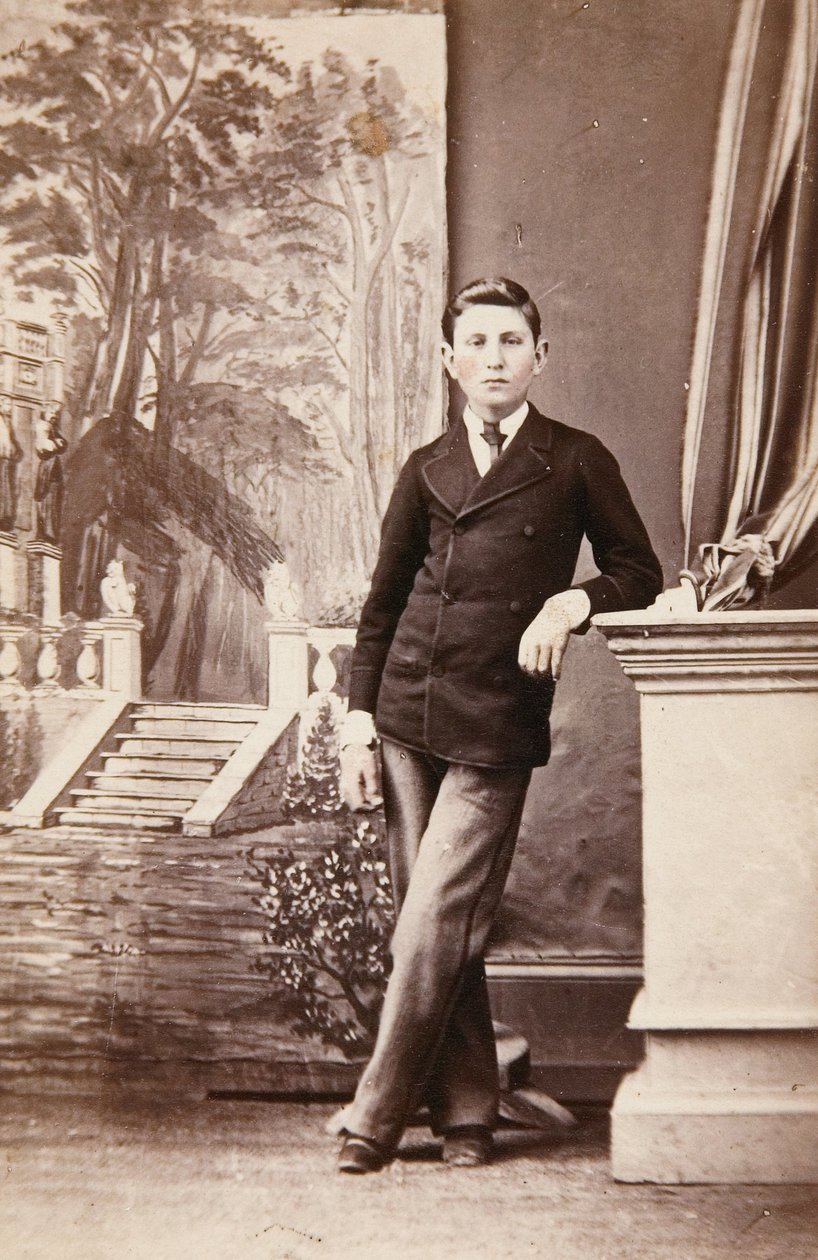 Studio-Porträt eines jungen Mannes vor gemaltem Hintergrund mit Treppe und Garten von William Bentley