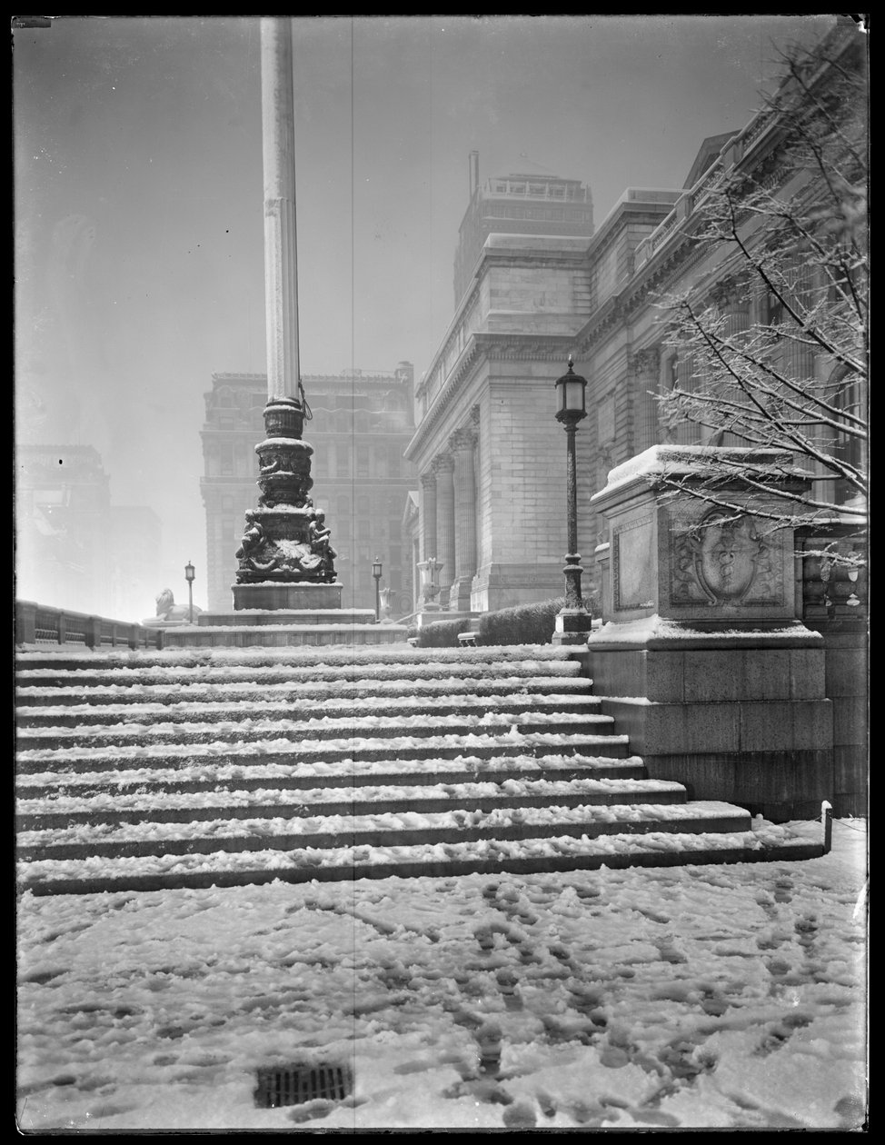 Nachtansicht des Eingangs der Hauptfiliale der New York Public Library von den nordöstlichen Stufen, im Schnee, 42nd Street und Fifth Avenue, New York City, 6. März 1915 von William Davis Hassler