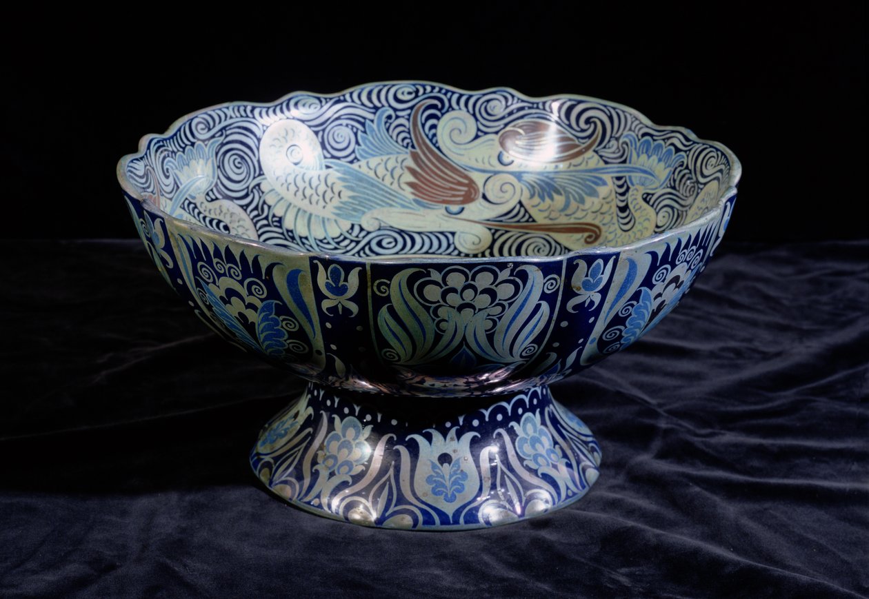 Bowle mit Schiff in der Mitte und einem Fries aus Fischen und Wellen am Rand, bemalt von Fred Passenger von William de Morgan
