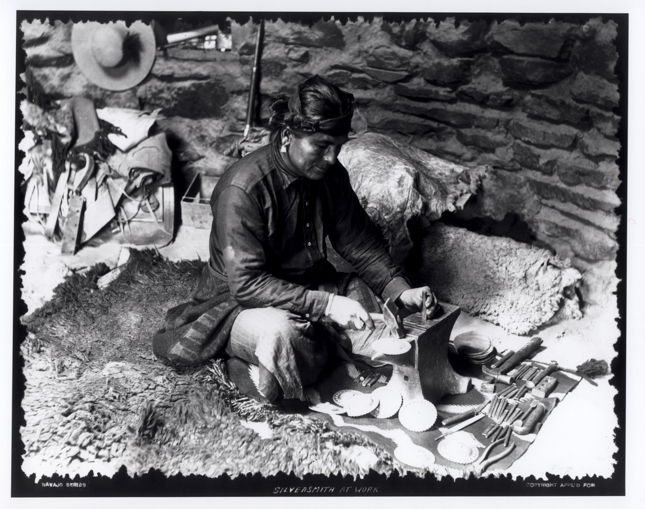 Silberschmied bei der Arbeit, ca. 1914 von William Carpenter