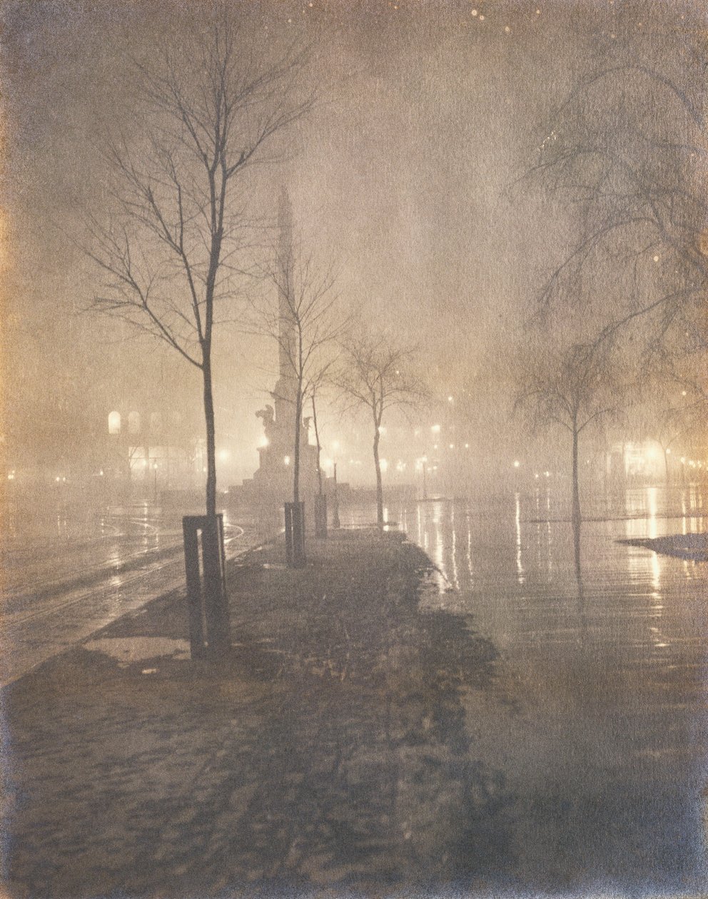 Eine nasse Nacht, Columbus Circle, New York, 1897-98 von William A. Fraser