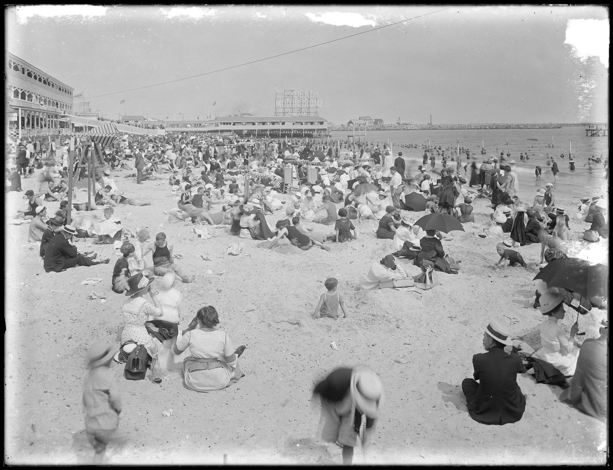Badende am Brighton Beach, Brooklyn, 3. August 1912 von William Davis Hassler