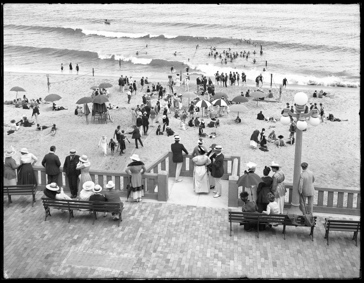 Strandbesucher und Badende, Deal, New Jersey, Juli 1916 von William Davis Hassler