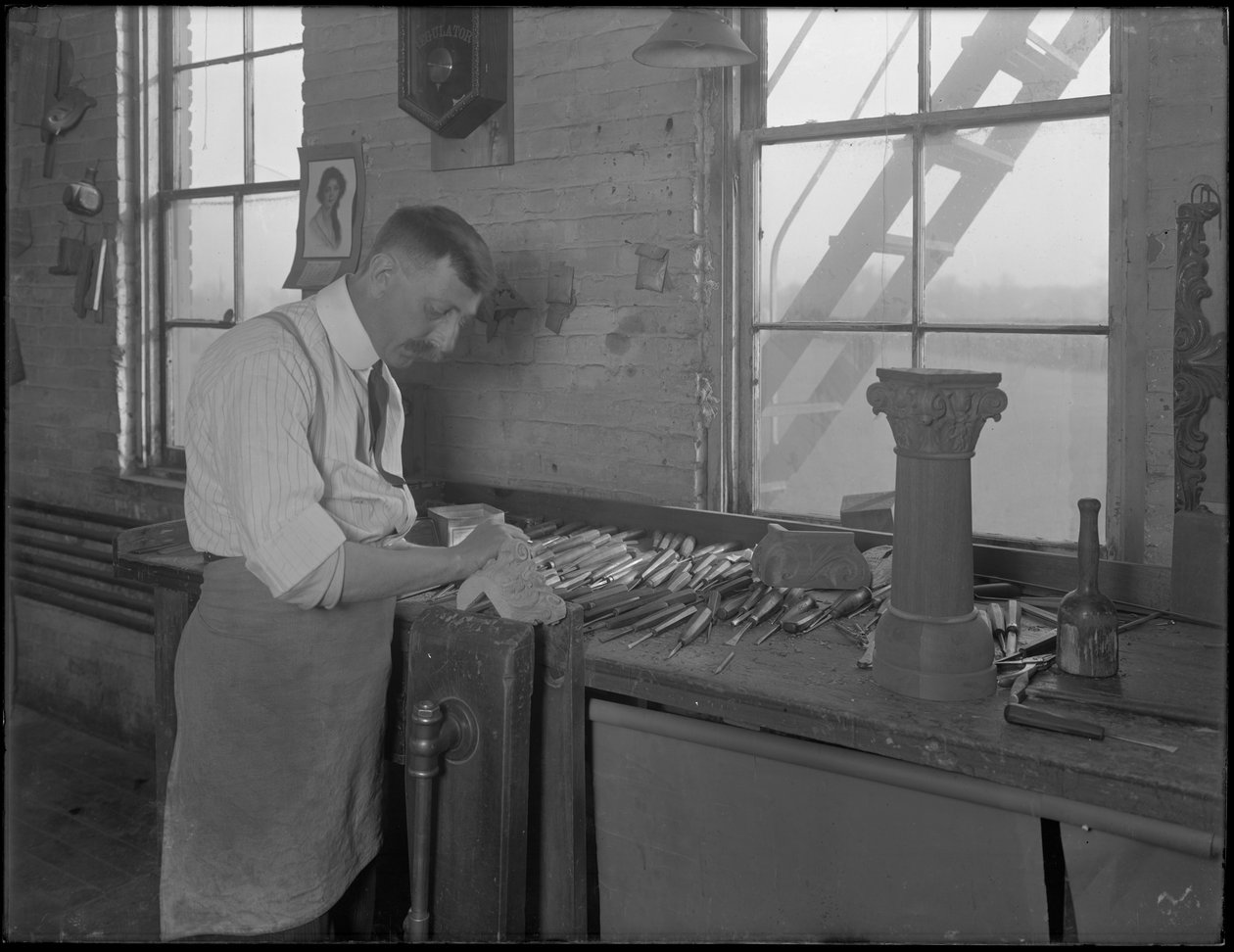 Schnitzer, der an Sargornamenten arbeitet, Oneida, New York, 3. April 1916 von William Davis Hassler