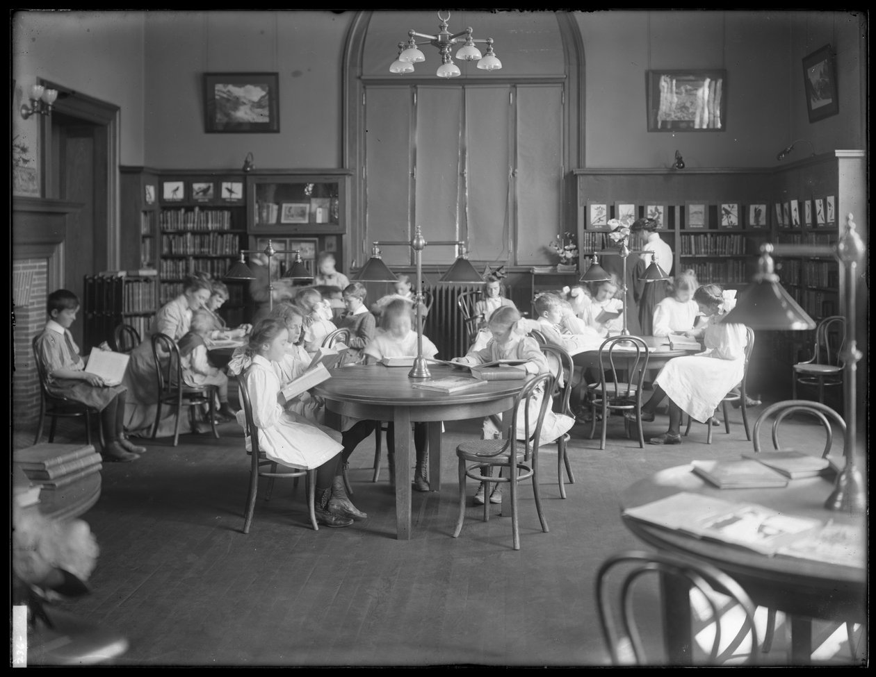 Kinder lesen im Lesesaal einer nicht identifizierten Filiale der Queens Borough Public Library, ca. 1910 von William Davis Hassler