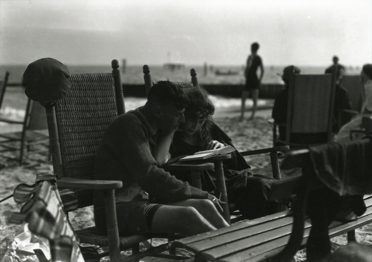 Paar liest am Strand, Coney Island, ca. 1910-21 von William Davis Hassler