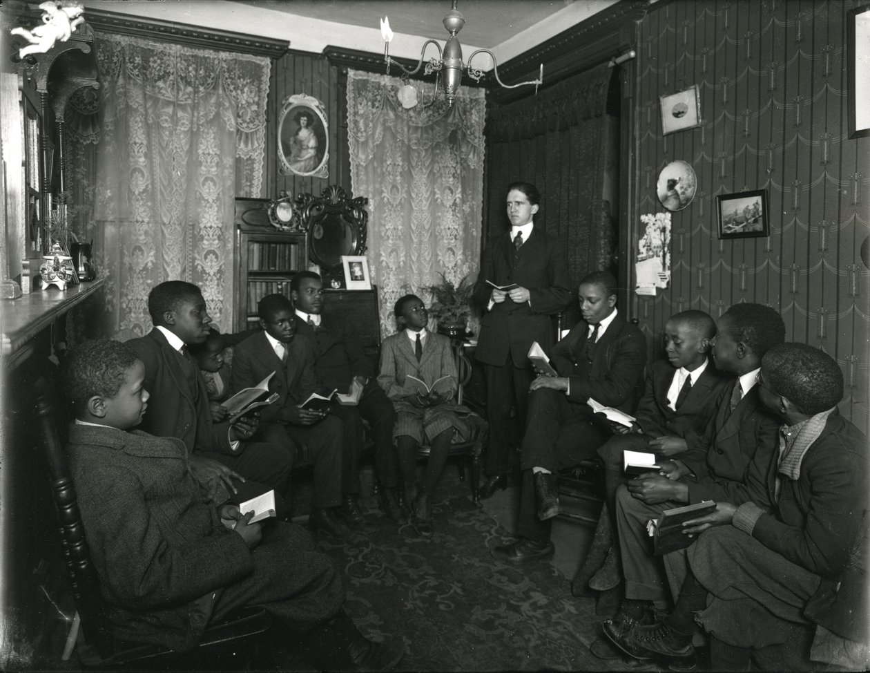 Evangelistenausschussstunde bei Mrs. Bostick, 72 West 99th Street, Mr. Rockwood unterrichtet eine Gruppe junger afroamerikanischer Männer und Jungen von William Davis Hassler
