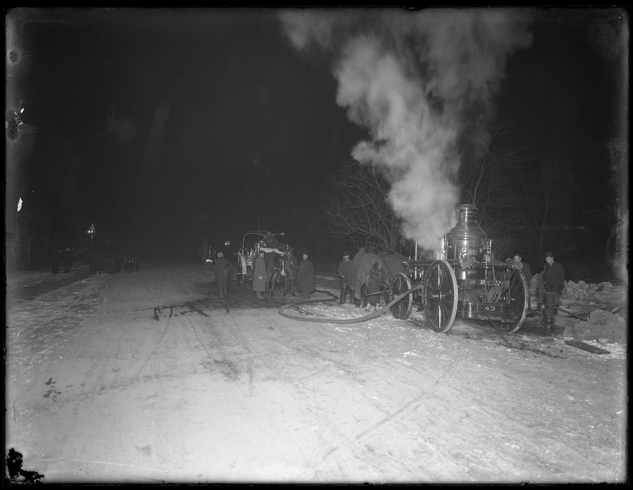 Feuerwehrautos (pferdegezogen) auf einer Schotterstraße bei Nacht, Inwood Hill, 1914 von William Davis Hassler
