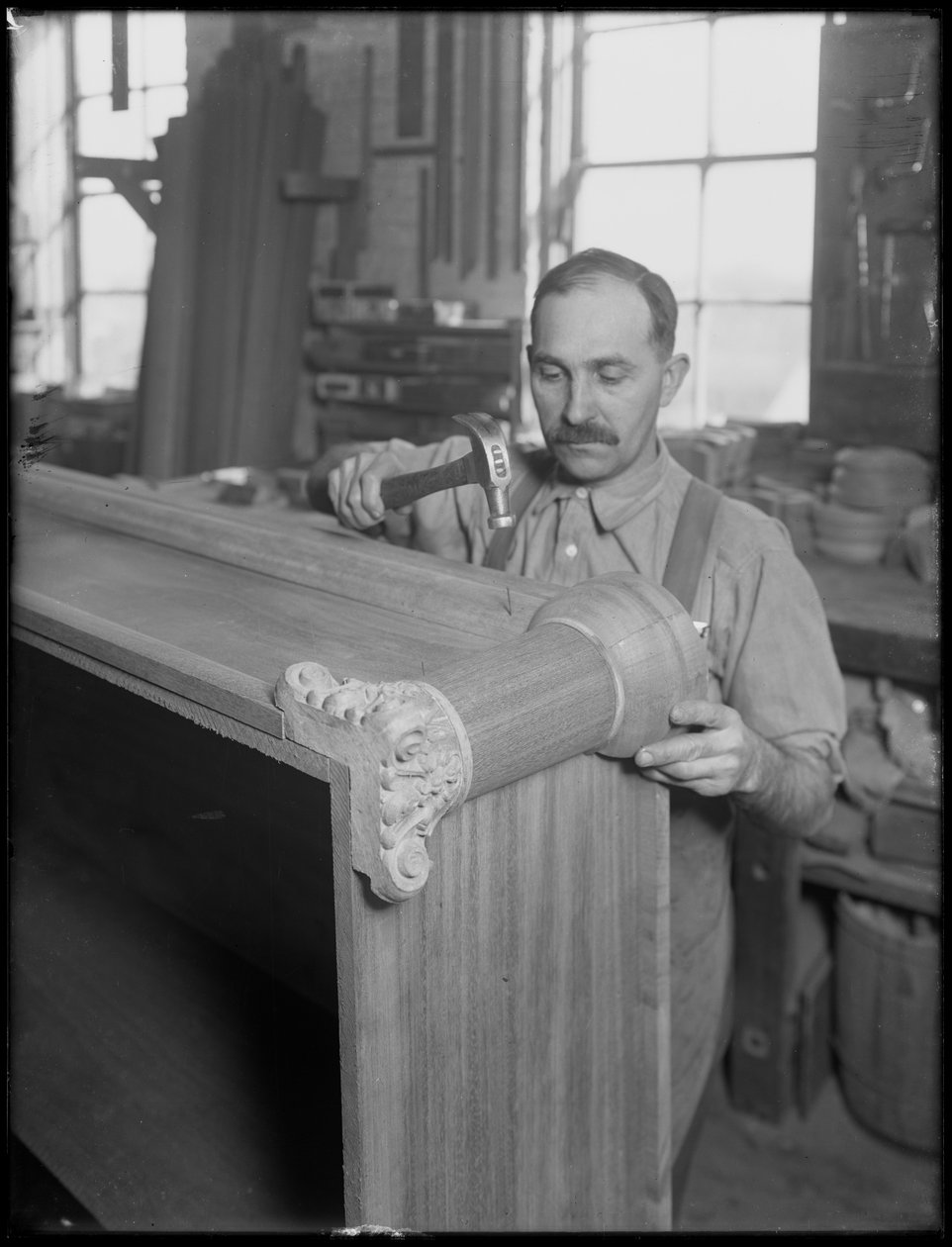 Anbringen des Ornaments an einem Holzkasten, Oneida, New York, 3. April 1916 von William Davis Hassler