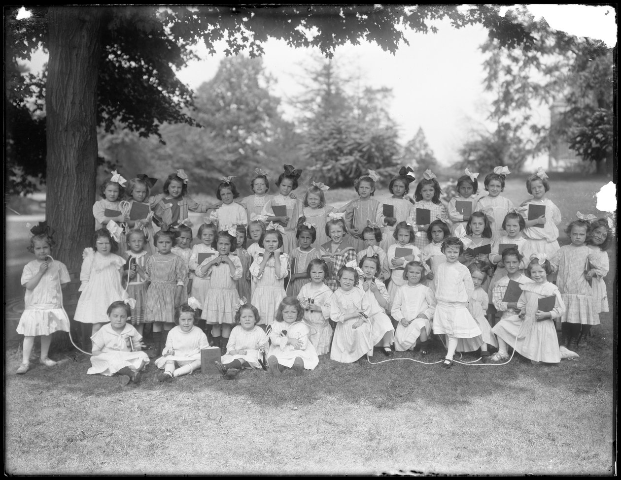 Gruppenporträt von nicht identifizierten kleinen Mädchen, wahrscheinlich das römisch-katholische Waisenhaus, Kingsbridge, Bronx, ca. 1910 von William Davis Hassler