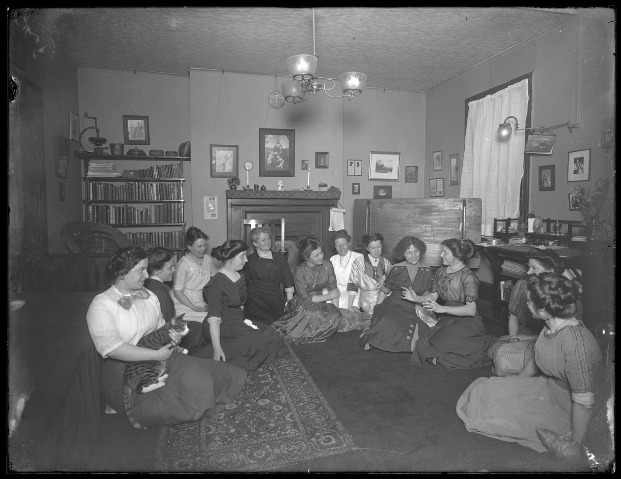Harriet E. Hassler mit einer Gruppe junger Frauen, 206 W. 13th Street, New York von William Davis Hassler
