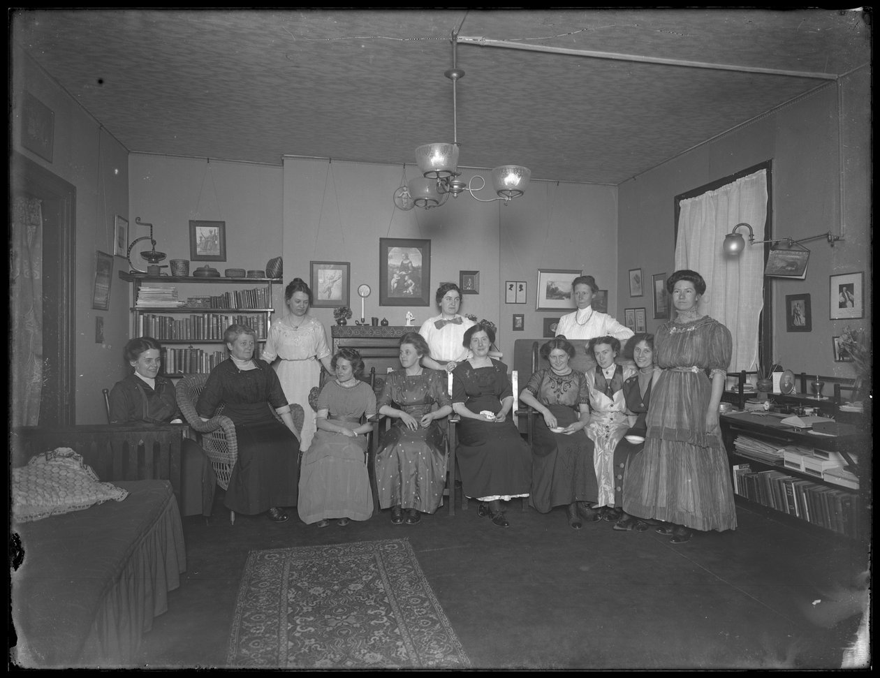 Harriet E. Hassler mit einer Gruppe junger Frauen, 206 W. 13th Street, ca. 1912 von William Davis Hassler