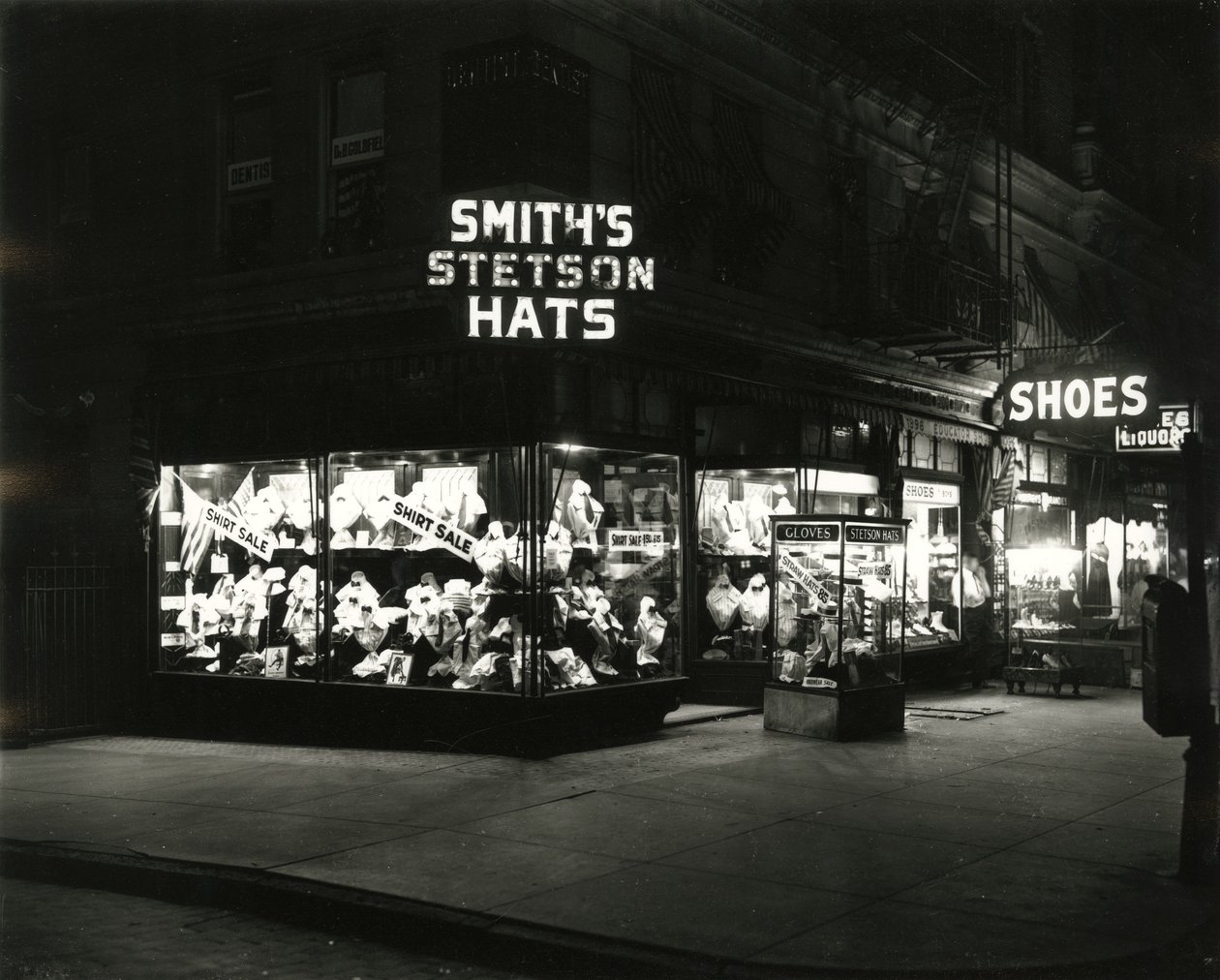 Beleuchtete Schaufenster, die Smith