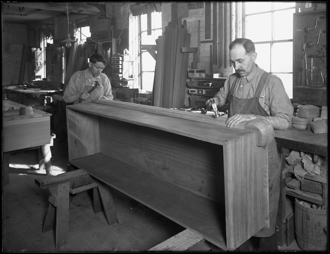 Nageln des Bodens eines Holzsarges, Oneida, New York, 3. April 1916 von William Davis Hassler