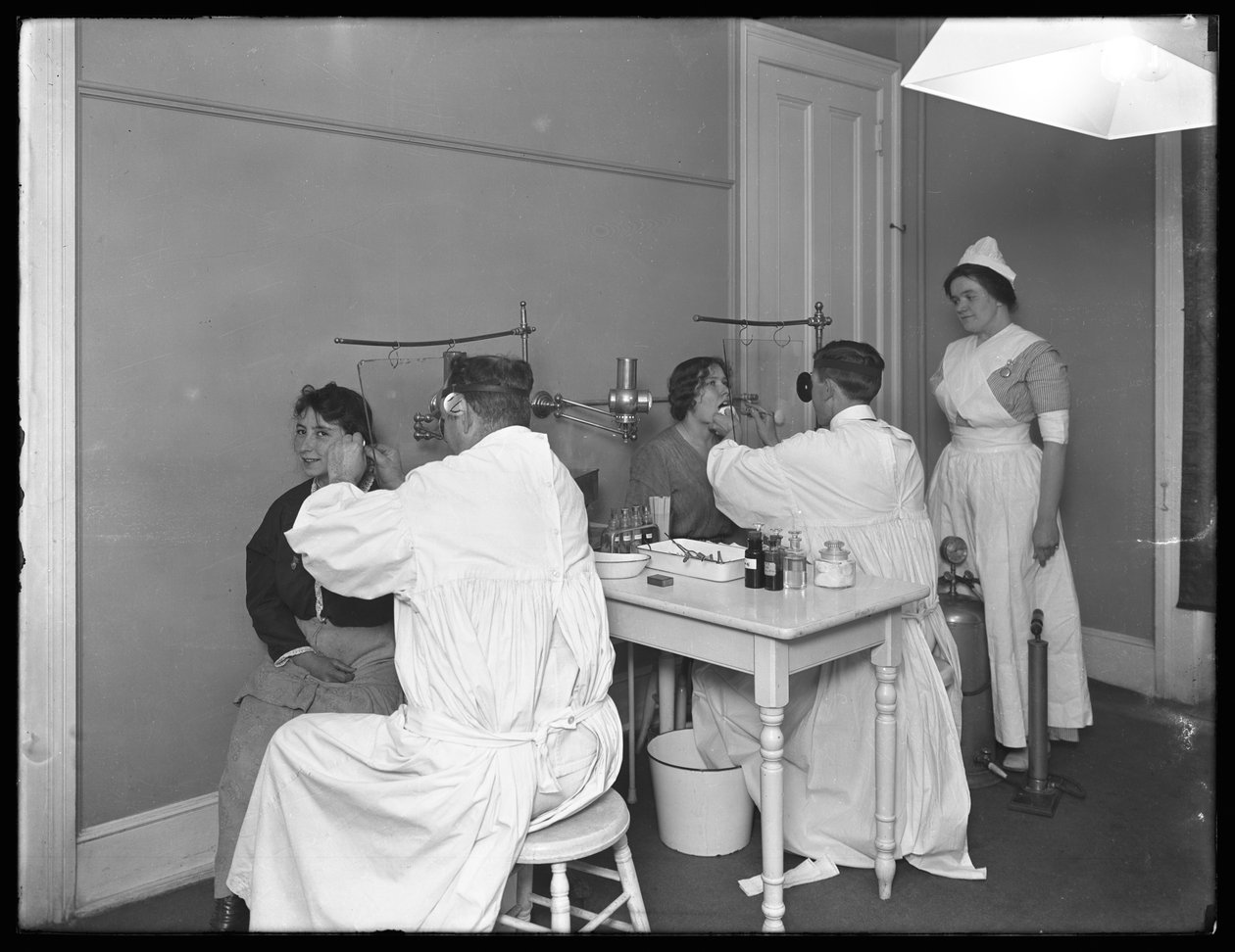 Zwei Patienten werden untersucht, Untersuchungsraum Nr. 1, Seton Hospital, Spuyten Duyvil, Bronx (30. Oktober 1914) von William Davis Hassler