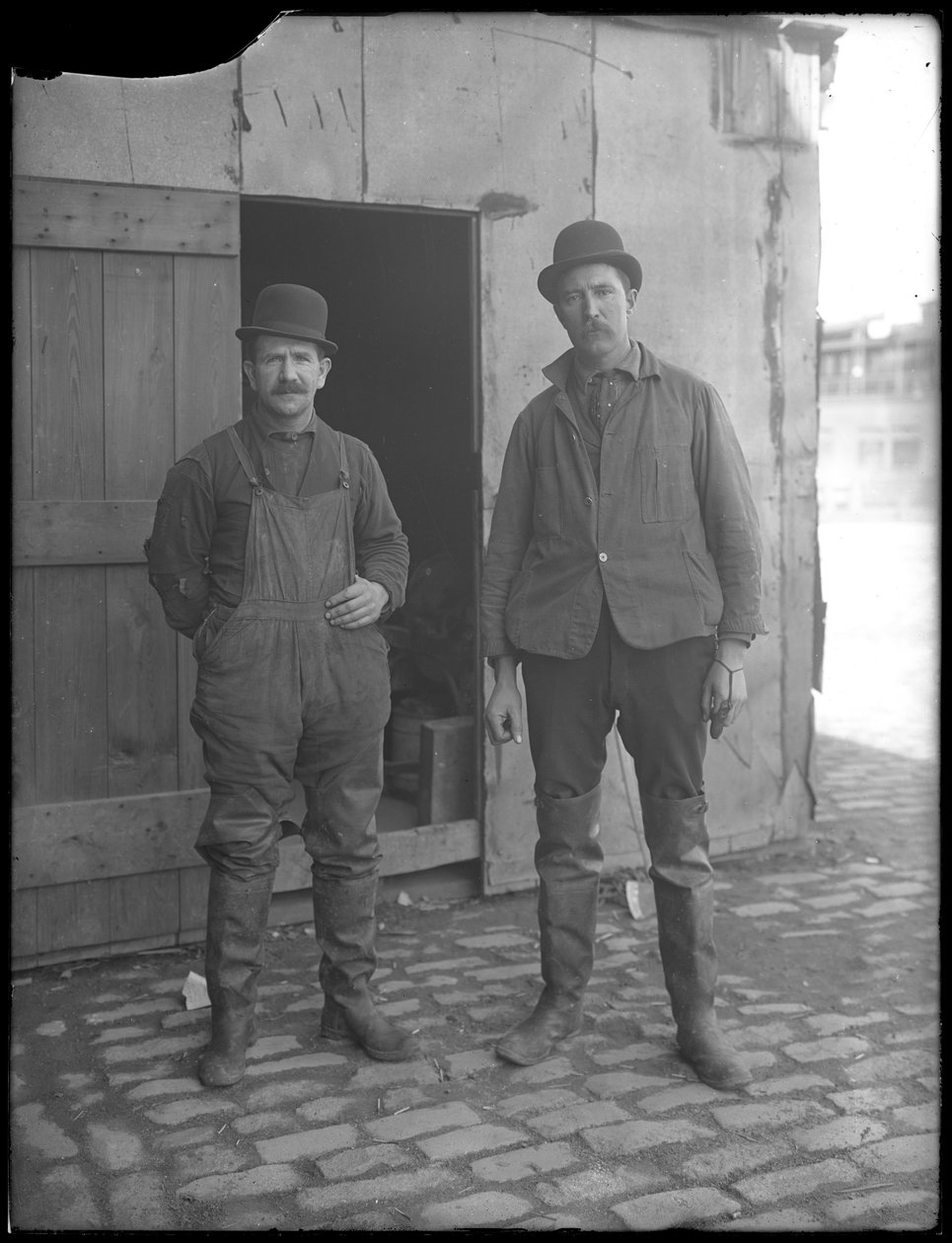 Unidentifizierte Kanalarbeiter posieren über der Erde, New York, ca. 1911 von William Davis Hassler