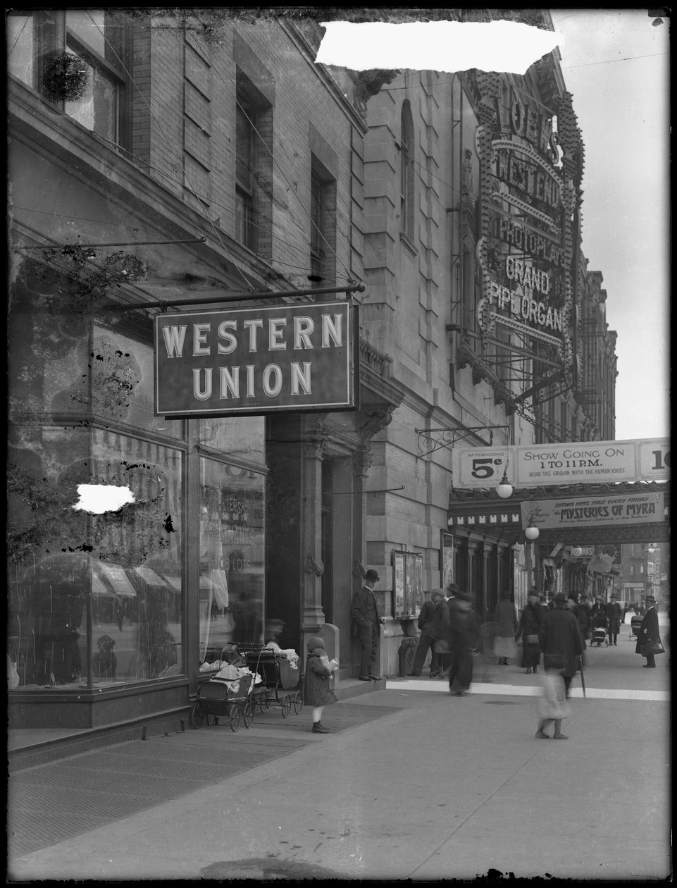 Western Union Büroschild an der W. 125th Street und St. Nicholas Avenue, New York City, 28. April 1916 von William Davis Hassler