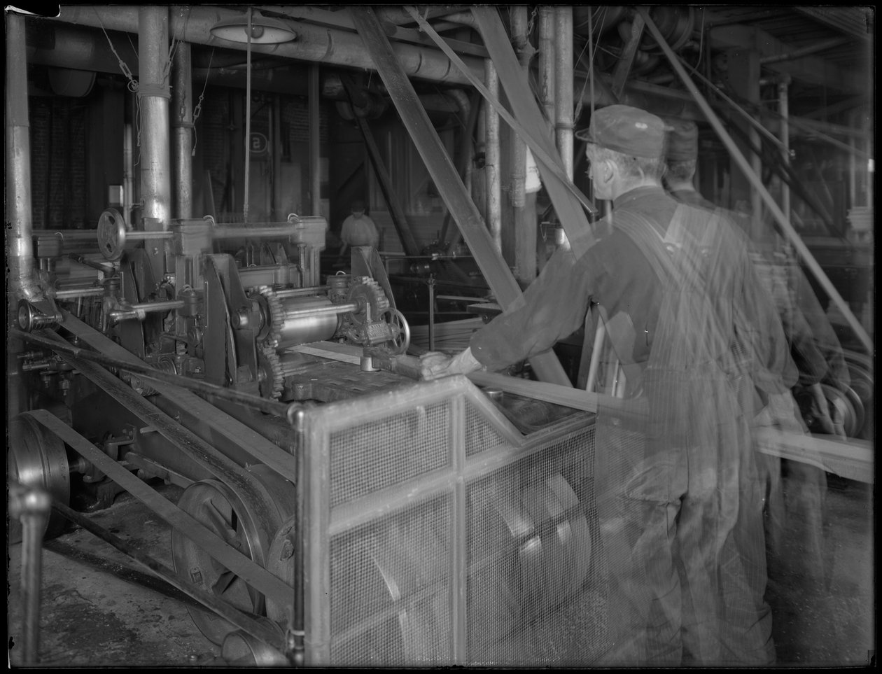 Arbeiter, der Holz in eine Hobelmaschine einführt, Oneida, New York, 3. April 1916 von William Davis Hassler