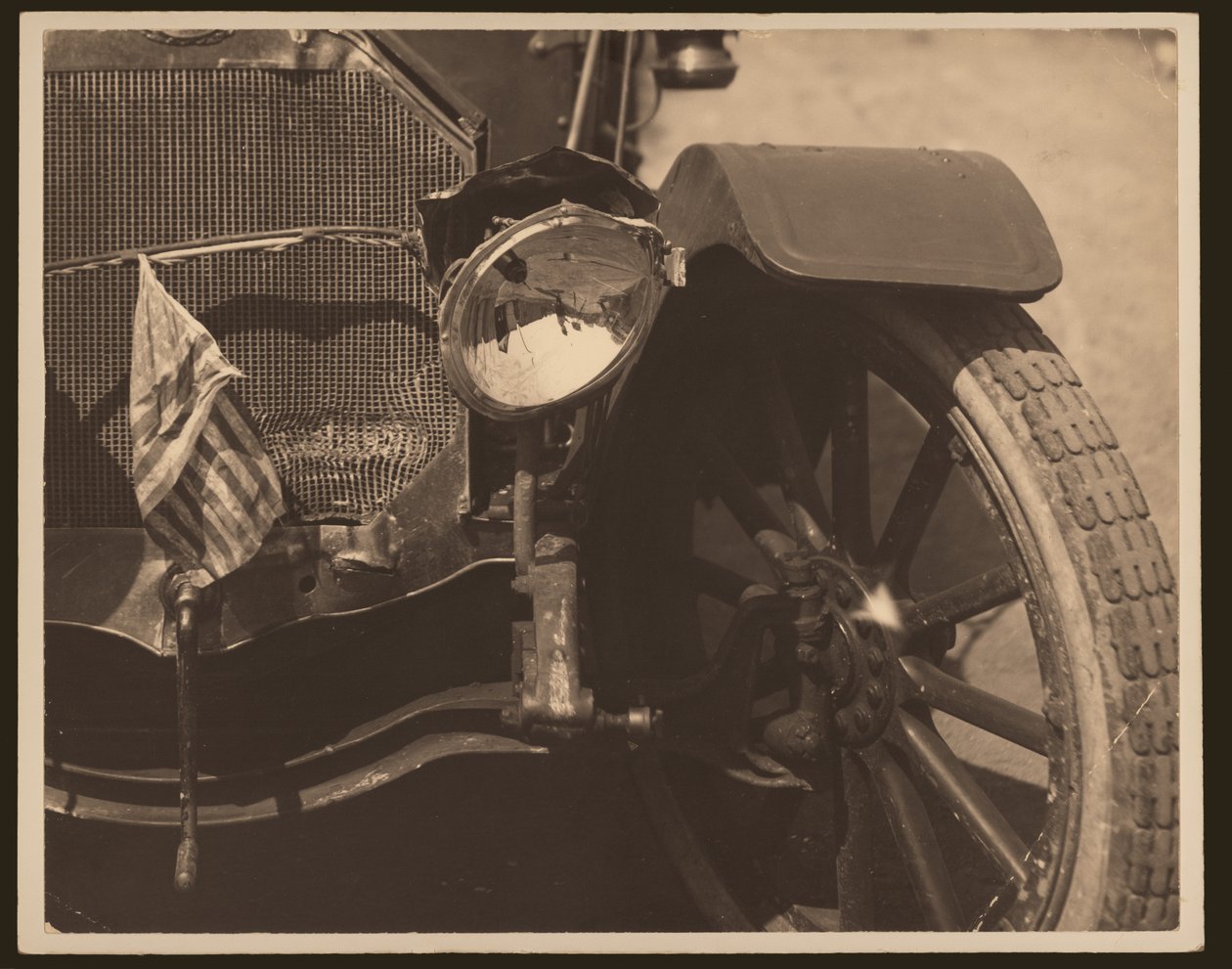 Nahaufnahme von beschädigtem Scheinwerfer und Kühlergrill eines Autos von William G. Swekosky