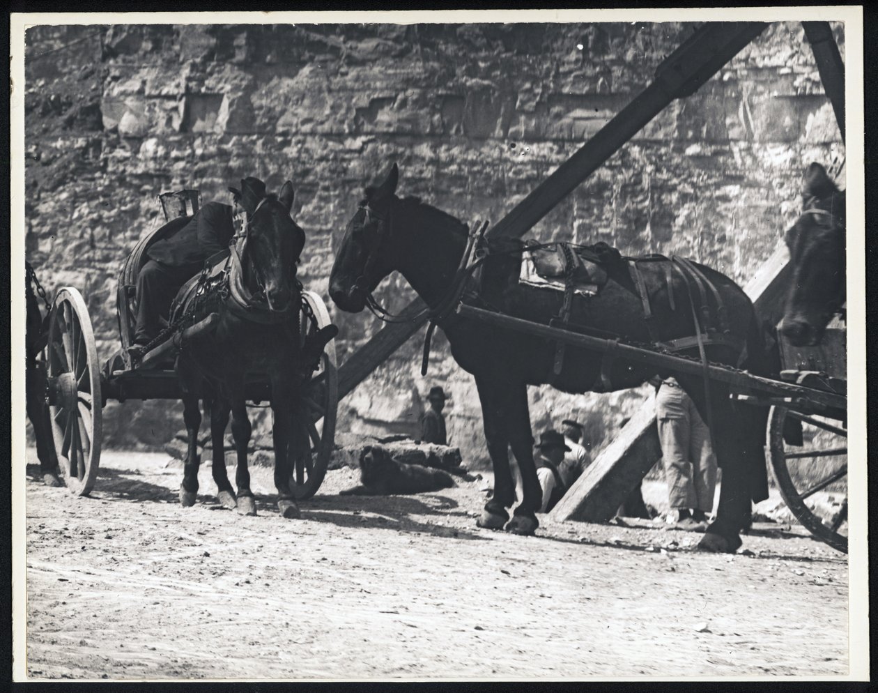 Horizontales Schwarz-Weiß-Foto von zwei pferdegezogenen Wagen in einem Steinbruch von William G. Swekosky