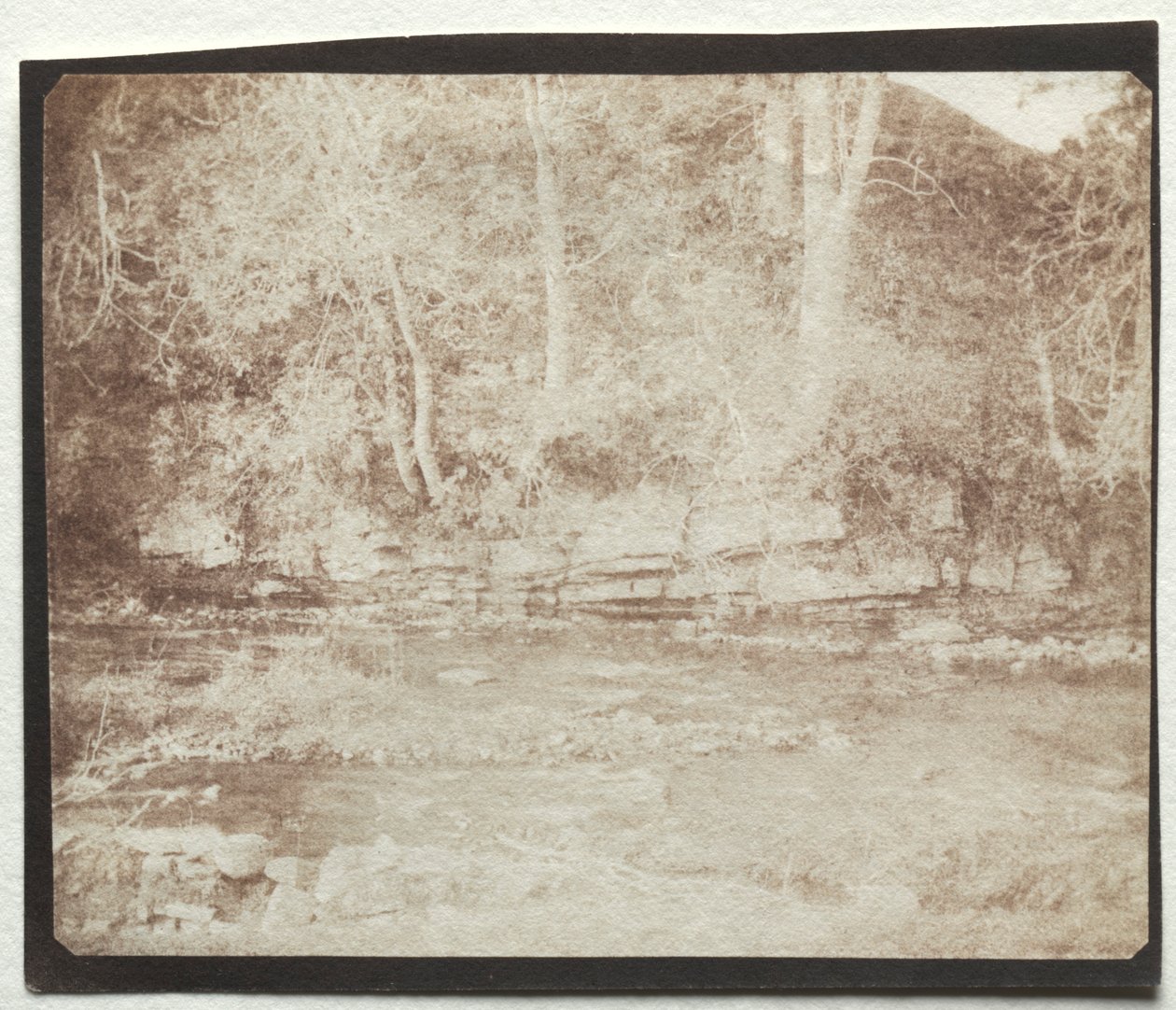Ein Bergbach, der am Fuße von Doune Castle fließt, 1844 von William Henry Fox Talbot