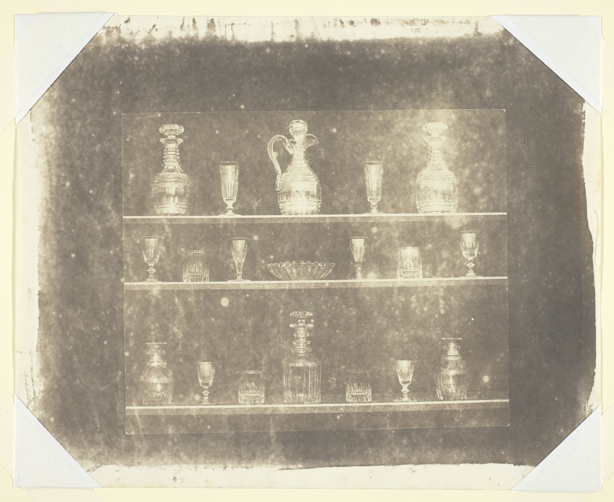 Glasartikel auf drei Regalen von William Henry Fox Talbot